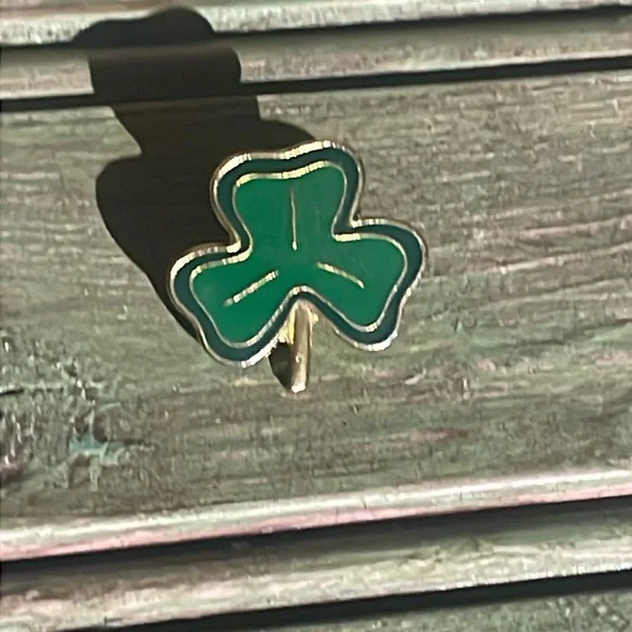 Clover Brooch - Picture 1 of 2